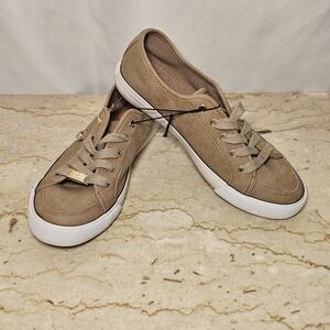 NWT G By Guess Womens Beige Tan Lace-up Perforated Leather-look Sneakers 7.5 M